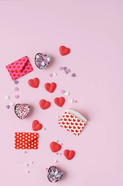 şeker Kalpler ve pembe zarflara