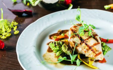 ızgara tavuk, sebzeli yakın çekim