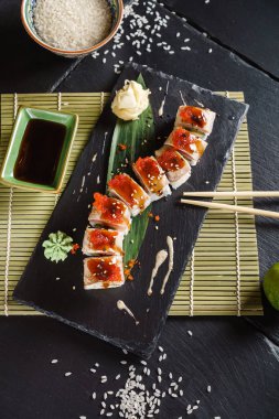 taze suşi soya sosu ile yapılan