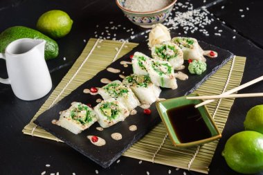 taze suşi soya sosu ile yapılan