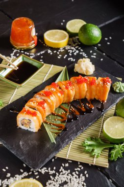 taze suşi soya sosu ile yapılan