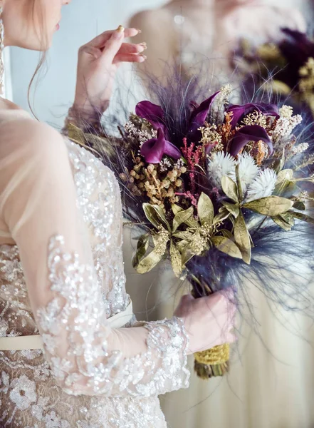 Красивая Невеста Держит Цветы Комнате — стоковое фото