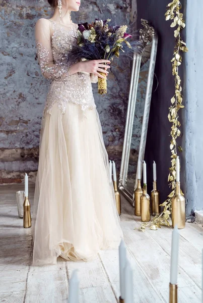 Schöne Braut Mit Blumen Zimmer — Stockfoto