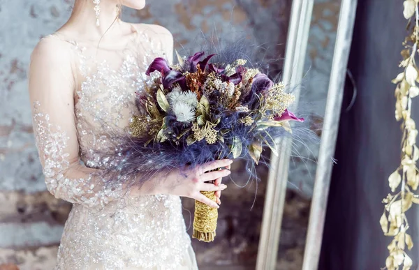 Nice Bridal Holding Flowers Room — Stock Photo, Image