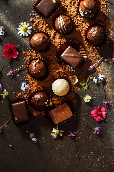 Doces Chocolate Com Flores Close — Fotografia de Stock