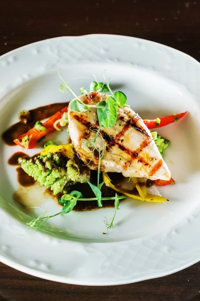 Pollo Parrilla Con Verduras Cerca —  Fotos de Stock