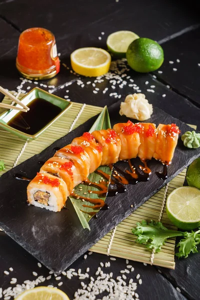 taze suşi soya sosu ile yapılan