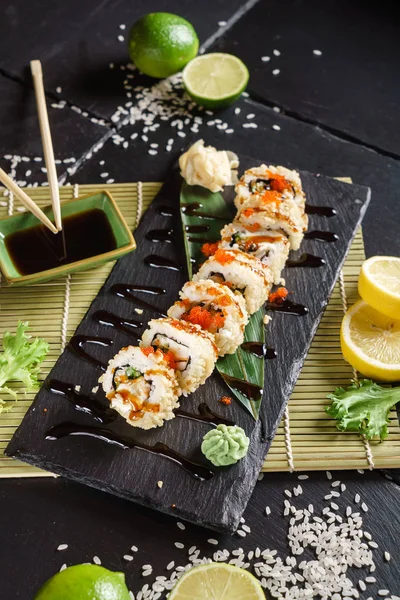 taze suşi soya sosu ile yapılan