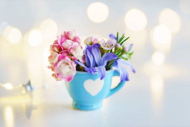 renkli çiçeklerle Kupası, yakın çekim