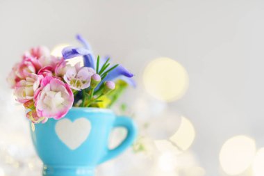 renkli çiçeklerle Kupası, yakın çekim