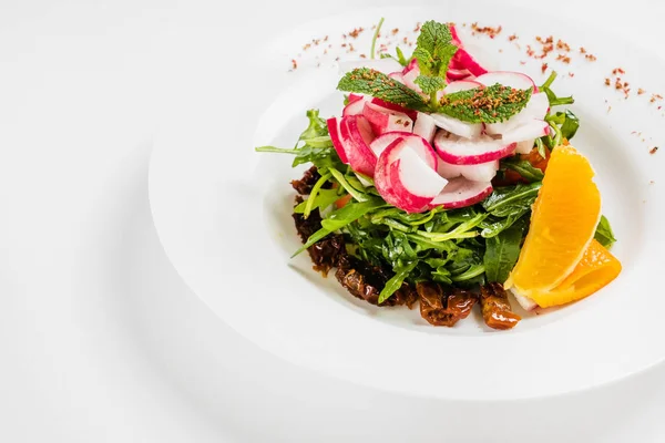 Salade Fraîche Avec Bœuf Gros Plan — Photo