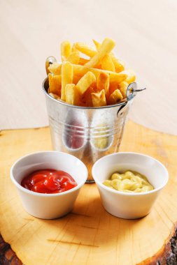 ketçap ve hardal ile patates kızartması