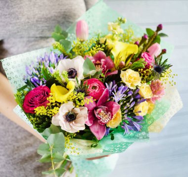 kadın elinde güzel buket 