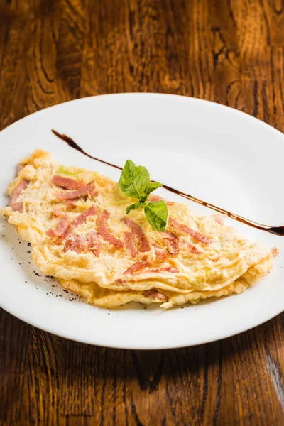 Frisches Omelett mit Wurst — Stockfoto