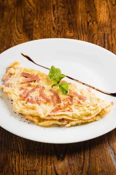 Omelette fraîche à la saucisse — Photo