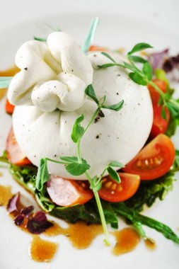 Burrata, mozarella ve kremadan yapılmış taze İtalyan peyniri.