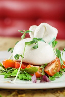 Burrata, mozarella ve kremadan yapılmış taze İtalyan peyniri.
