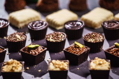 siyah arka plan, üzerine çikolata tatlı yakın çekim