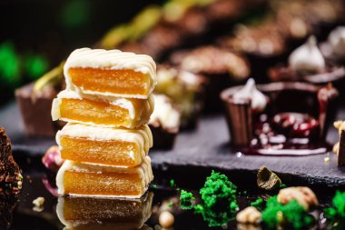 siyah arka plan, üzerine çikolata tatlı yakın çekim