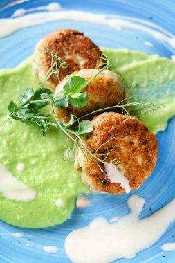 Bezelye püresi ile Beşamel sos Tavuk, yakın çekim