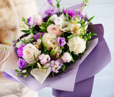 kadın elinde güzel buket 