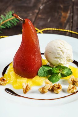 Kırmızı şarap ve tarçın, haşlanmış armut yakın çekim