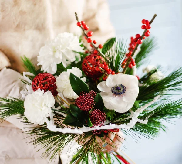 Beau Bouquet Dans Les Mains Femme — Photo