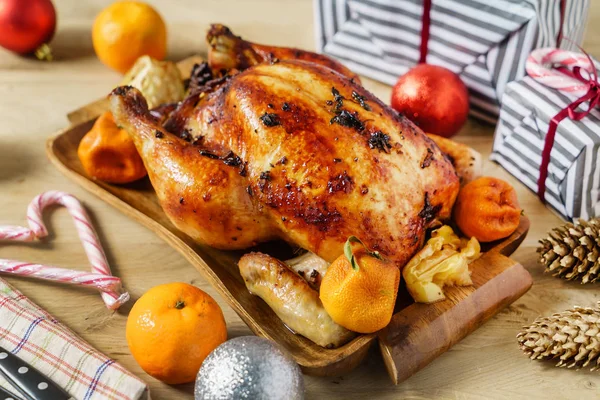 Gebratenes Hühnchen Auf Dem Weihnachtstisch Aus Nächster Nähe — Stockfoto