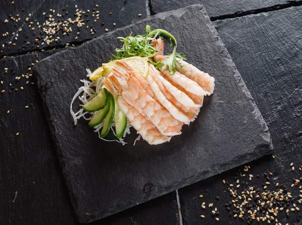 Camarões Sashimi Com Salada Close — Fotografia de Stock