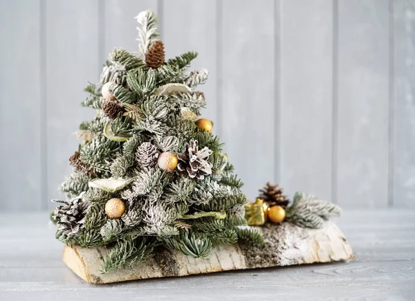 Weihnachtsbaum Mit Goldenen Kugeln Nahaufnahme — Stockfoto