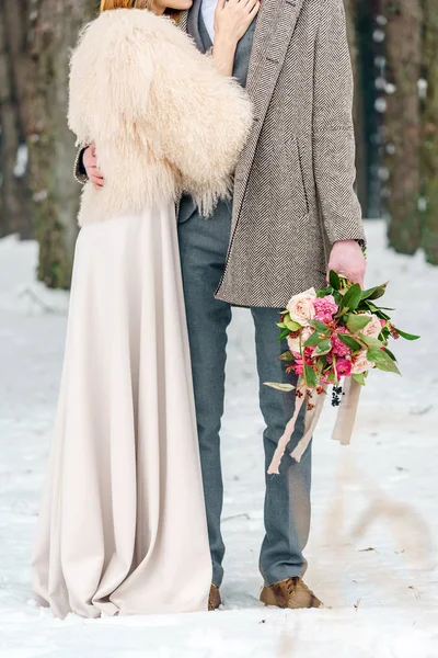 Зимняя Свадьба Молодая Пара Стоя — стоковое фото