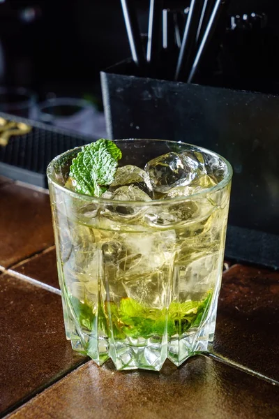 Taze Kokteyl Barda Yakın Çekim — Stok fotoğraf