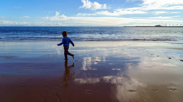 Boy Running Ocean — Stock Photo, Image