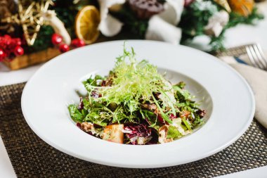 Noel masa üzerinde taze salata yakın çekim