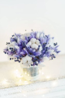 Cam vazo içinde sunulan güzel buket yakın çekim