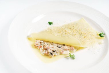 Beyaz tabakta doldurulmuş krep yakın çekim