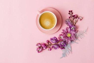 kahve pembe pastel masa üstü görünümünde yakın çekim