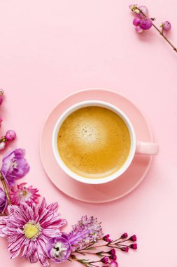 kahve pembe pastel masa üstü görünümünde yakın çekim