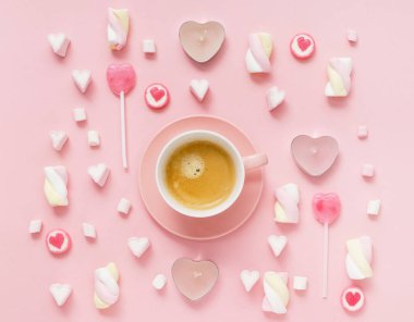 kahve pembe arka plan üzerinde yakın