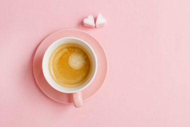 kahve pembe arka plan üzerinde yakın