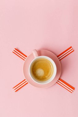 kahve pembe arka plan üzerinde yakın