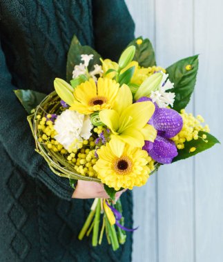 kadın elinde güzel buket 