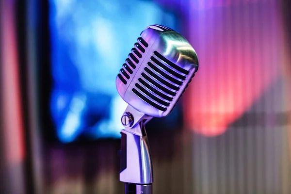 Retro Mikrofon Scéně Hospodě — Stock fotografie