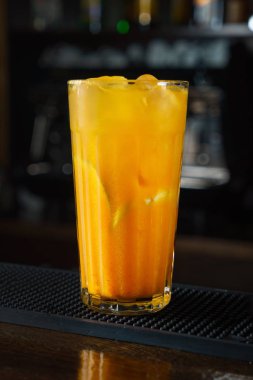 kokteyl cam çubuğunda, yakın çekim