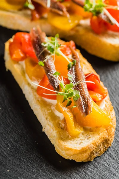 Crostini Tomate Anchois Sur Planche Découper — Photo