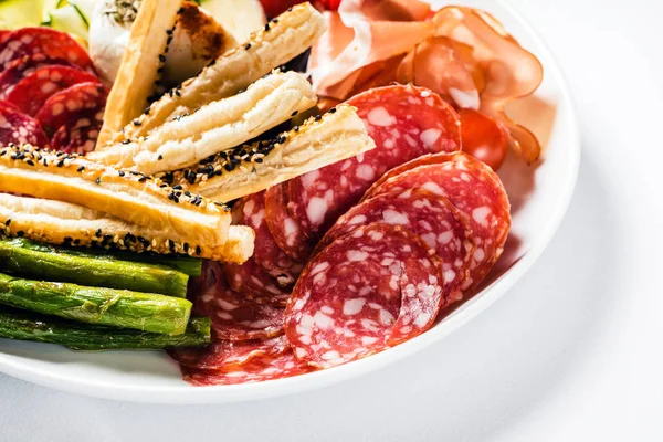 Antipasto Carne Sul Piatto Bianco Vicino — Foto Stock