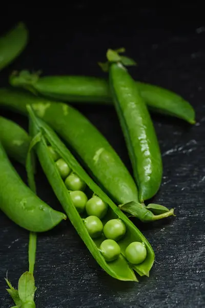 Gröna Ärtor Svart Närbild — Stockfoto