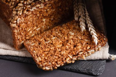 Kepekli ekmek ile tohum, yakın çekim