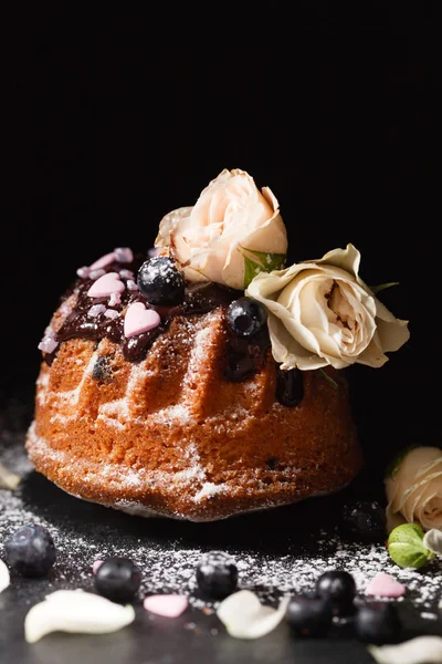 Délicieux Gâteau Sucré Avec Des Fleurs Gros Plan — Photo