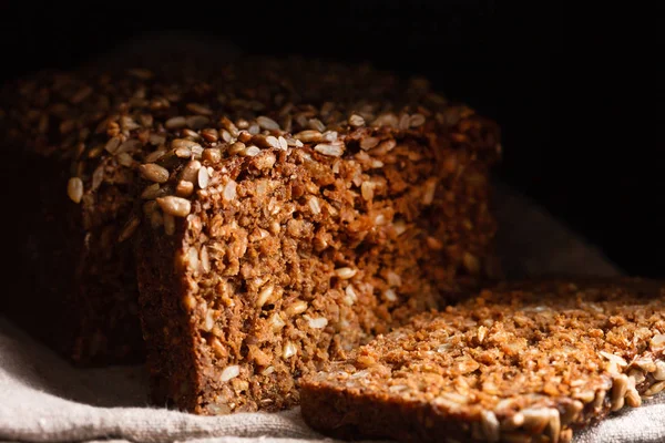 Kepekli ekmek ile tohum, yakın çekim